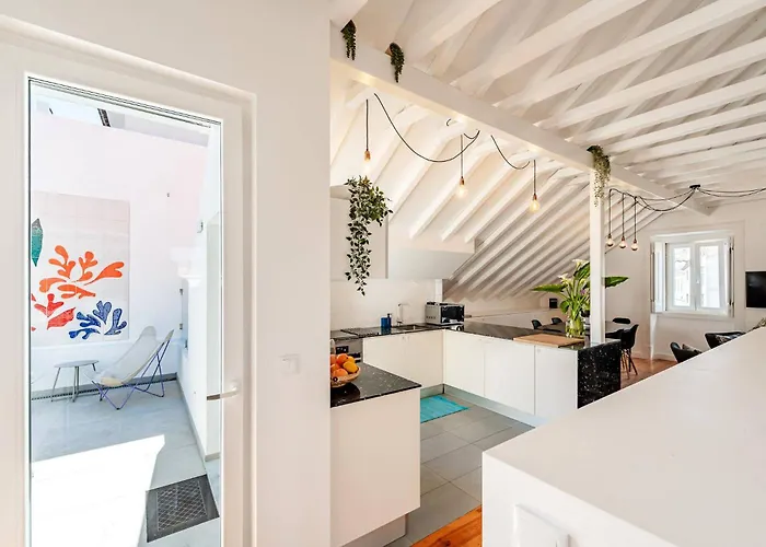Pn48 Brith Over Roof, 120m2 Close From And Restaurant Cascais