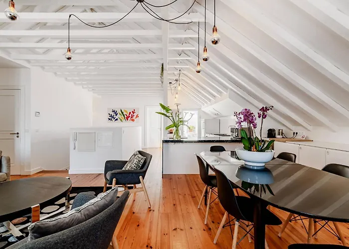 Pn48 Brith Over Roof, 120m2 Close From And Restaurant Apartment Cascais